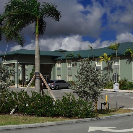Pioneer Inn Royal Palm Beach Exterior photo